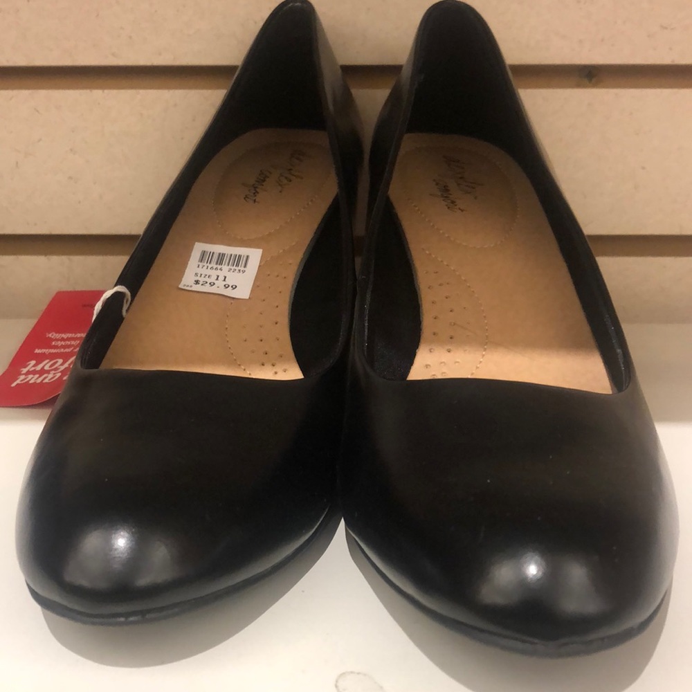 Black pumps size 11. Never been worn!